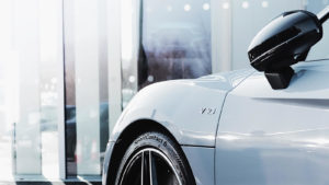 Szkliste srebrne audi r8 po powłoce ceramicznej