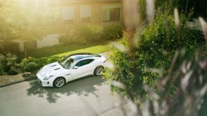 Jaguar f-type biały w słoneczny dzień