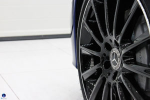 Czarna felga mercedesa zabezpieczona powłoką ceramiczną
